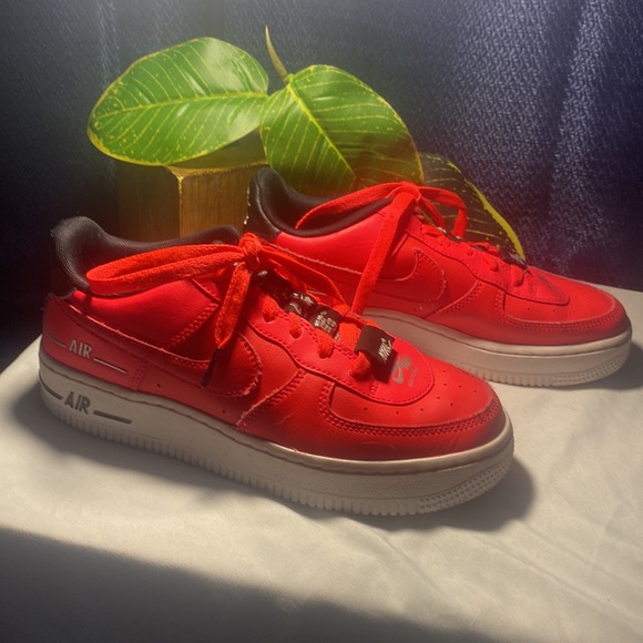Sold Nike Air Force 1 LV8 3 CJ4092-600 size 4Y Red unisex like new condition - Picture 8 of 12